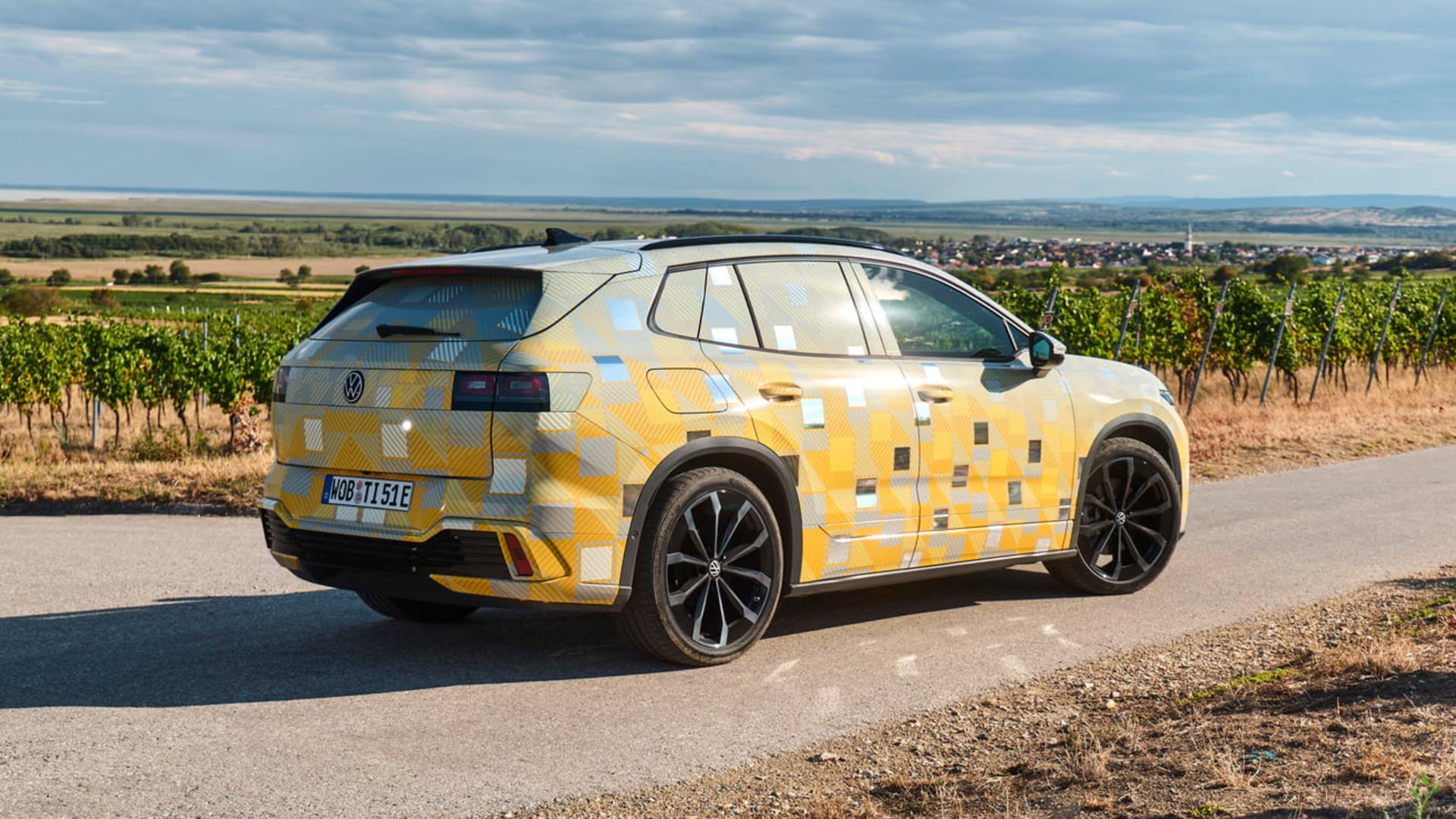 خودروی برقی جدید فولکس‌واگن (Volkswagen) با پوشش کدر و طرح هندسی زرد