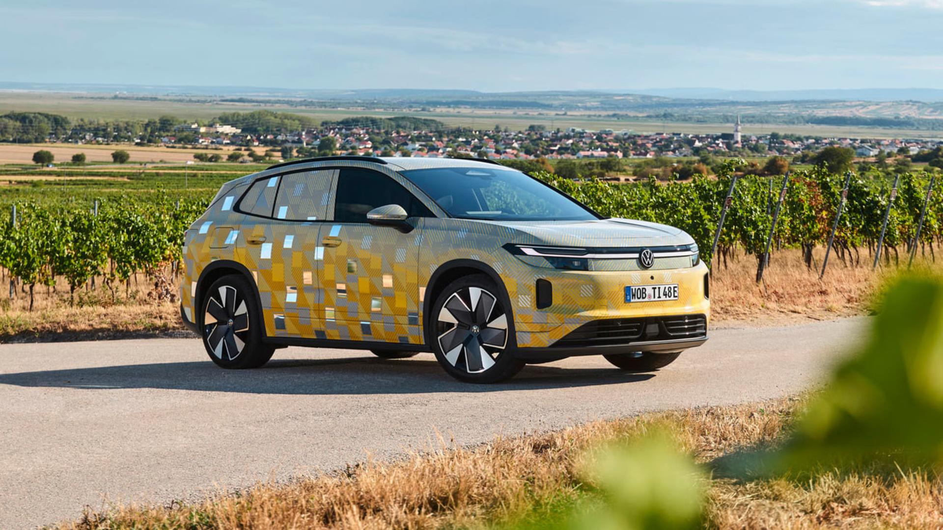 خودروی برقی جدید فولکس‌واگن (Volkswagen) با پوشش محافظتی در جاده