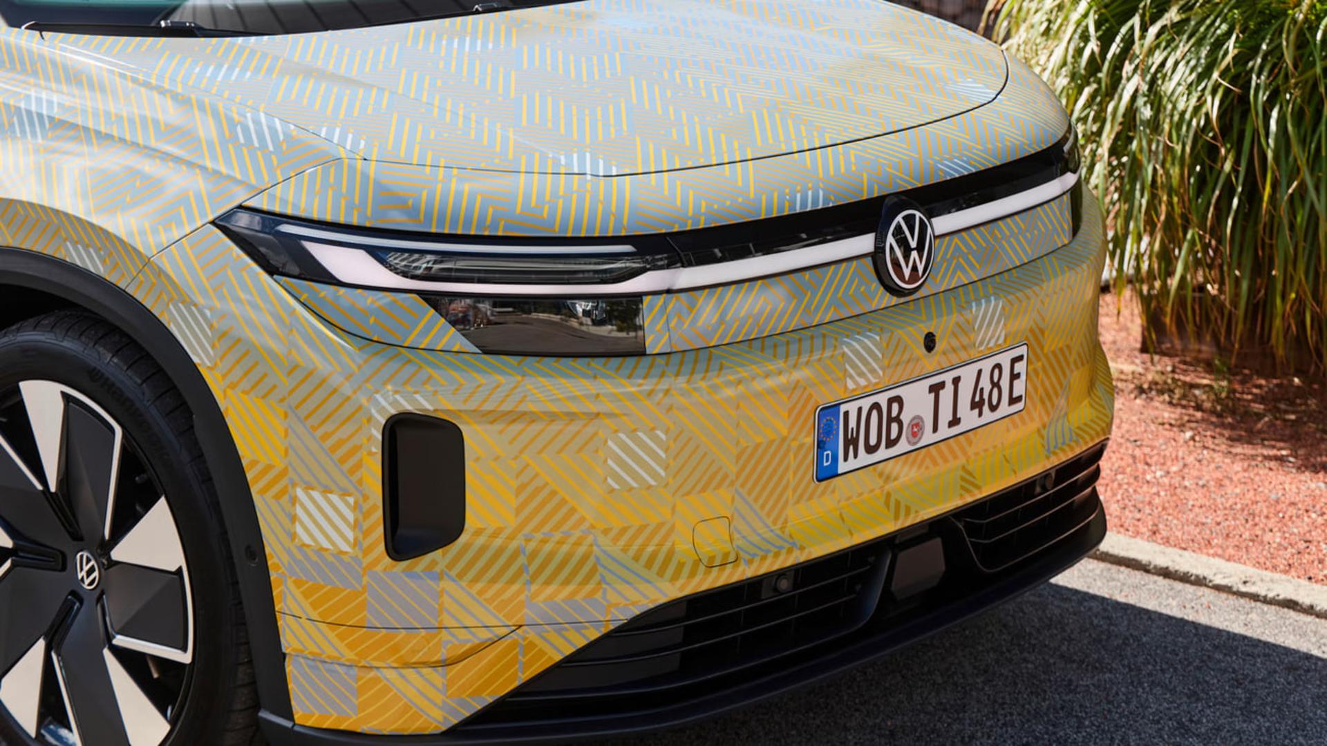 نمای نزدیک از جلوی خودروی برقی فولکس‌واگن (Volkswagen) با پوشش محافظ رنگی