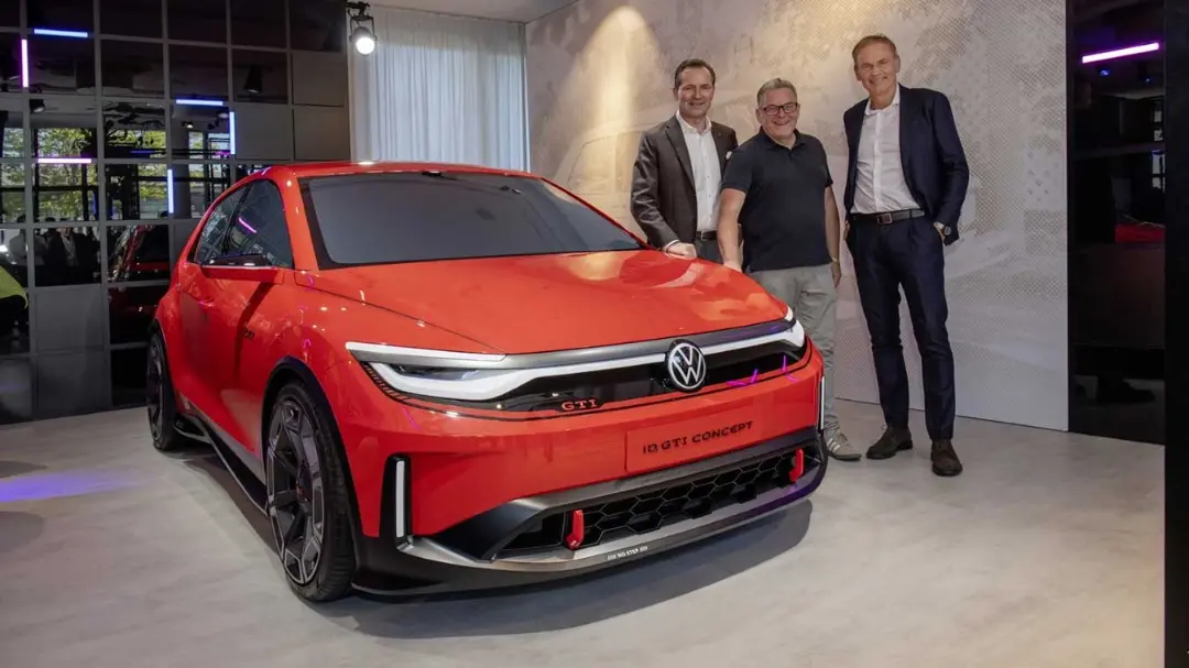 خودرو مفهومی فولکس‌واگن (Volkswagen) ID. GTI قرمز رنگ در کنار سه مرد