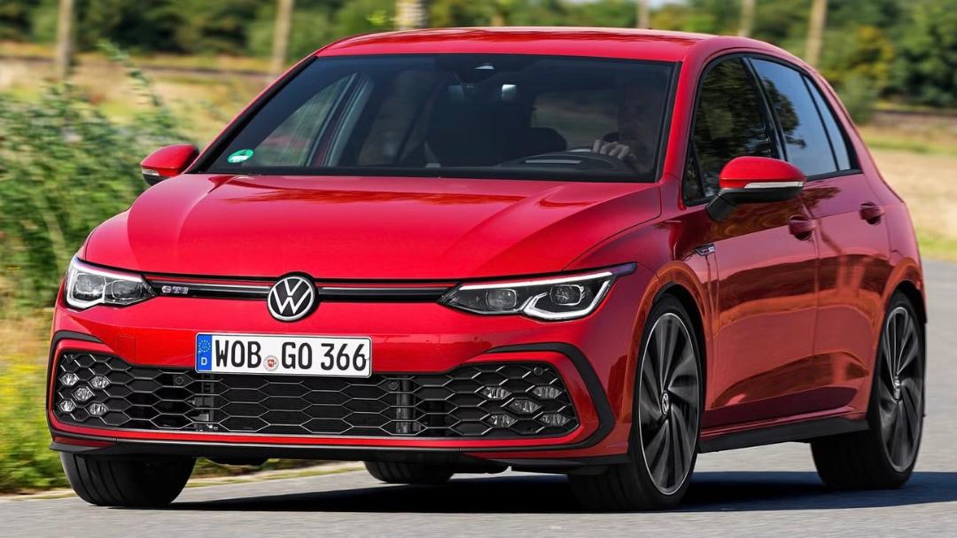 خودروی قرمز رنگ فولکس‌واگن (Volkswagen) مدل GTI در حال حرکت در جاده