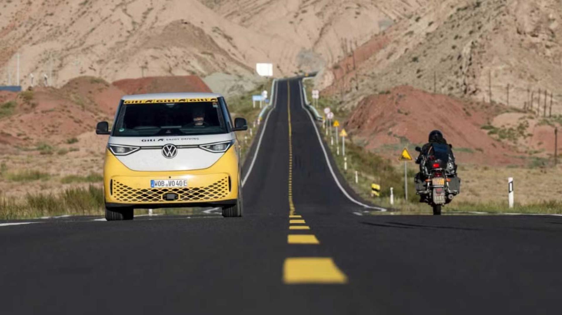 خودرو فولکس‌واگن (Volkswagen) ID.Buzz زرد و سفید در جاده کویری