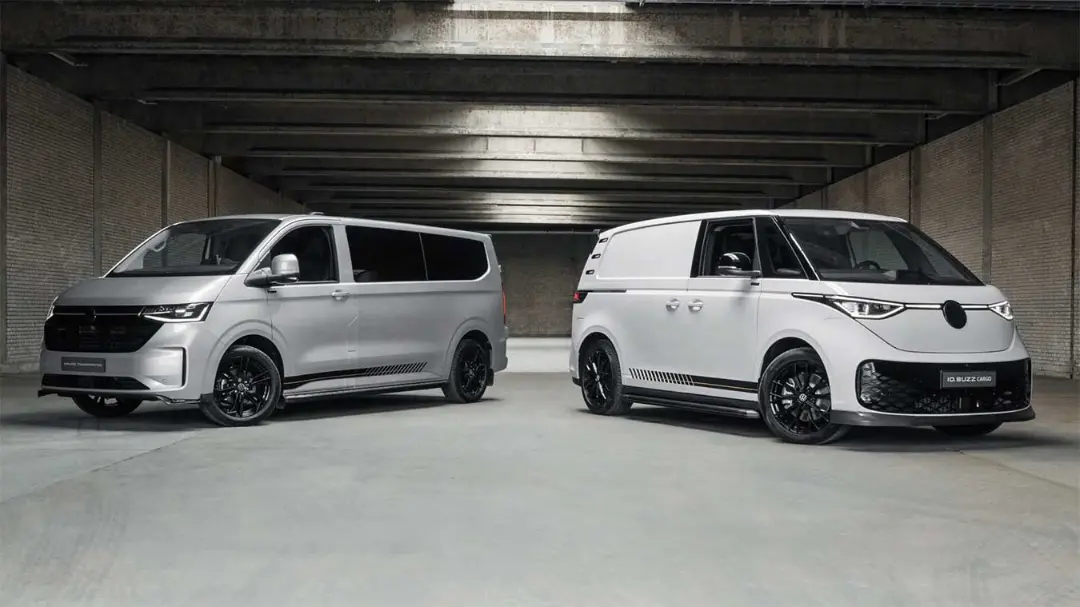 خودروهای ون فولکس‌واگن (Volkswagen) با رنگ نقره‌ای و مشکی در فضای پارکینگ