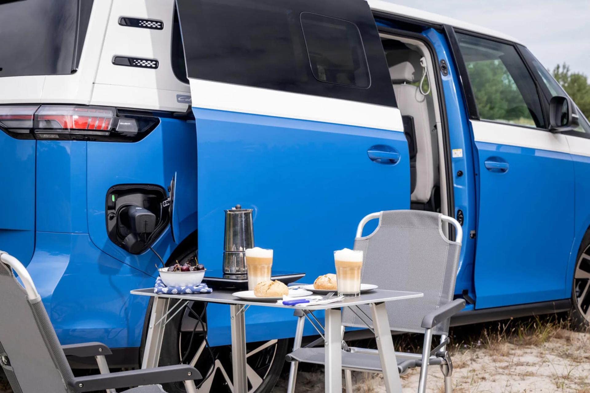 فولکس‌واگن آی‌دی کالیفرنیا کروز (Volkswagen ID. California) در حال شارژ در کنار میز چای