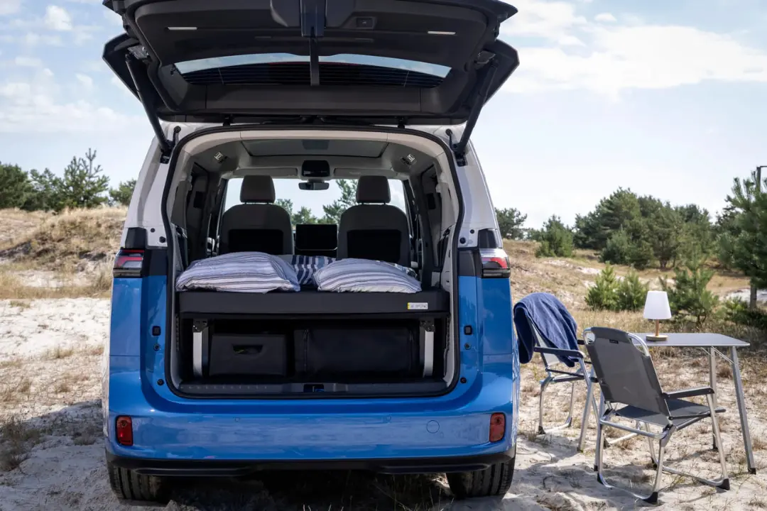 تخت خواب و فضای بار فولکس‌واگن آی‌دی کالیفرنیا (Volkswagen ID. California) در طبیعت