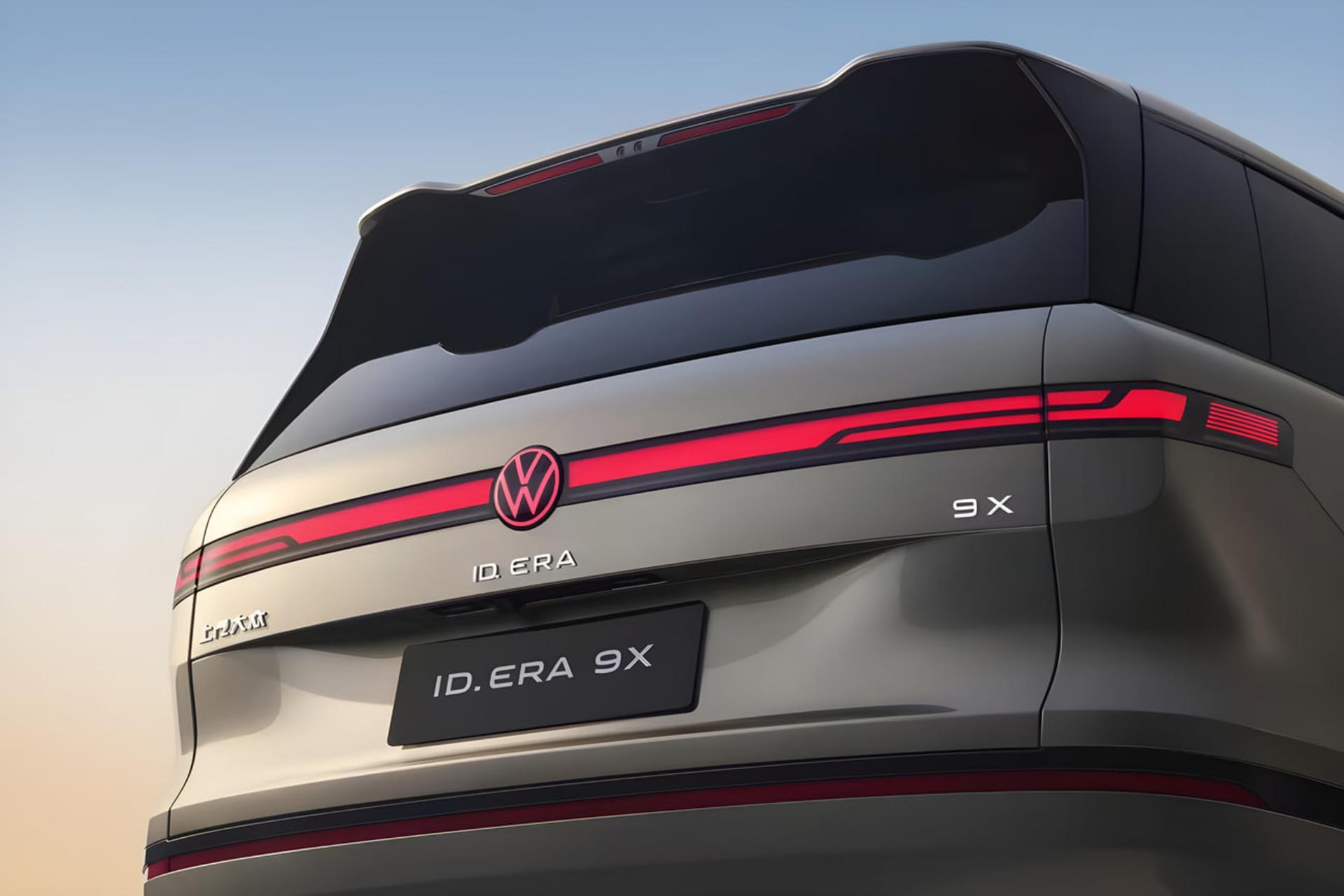 نمای پشت خودروی شاسی‌بلند فولکس‌واگن (Volkswagen) مدل ID.ERA 9X با چراغ‌های عقب کشیده