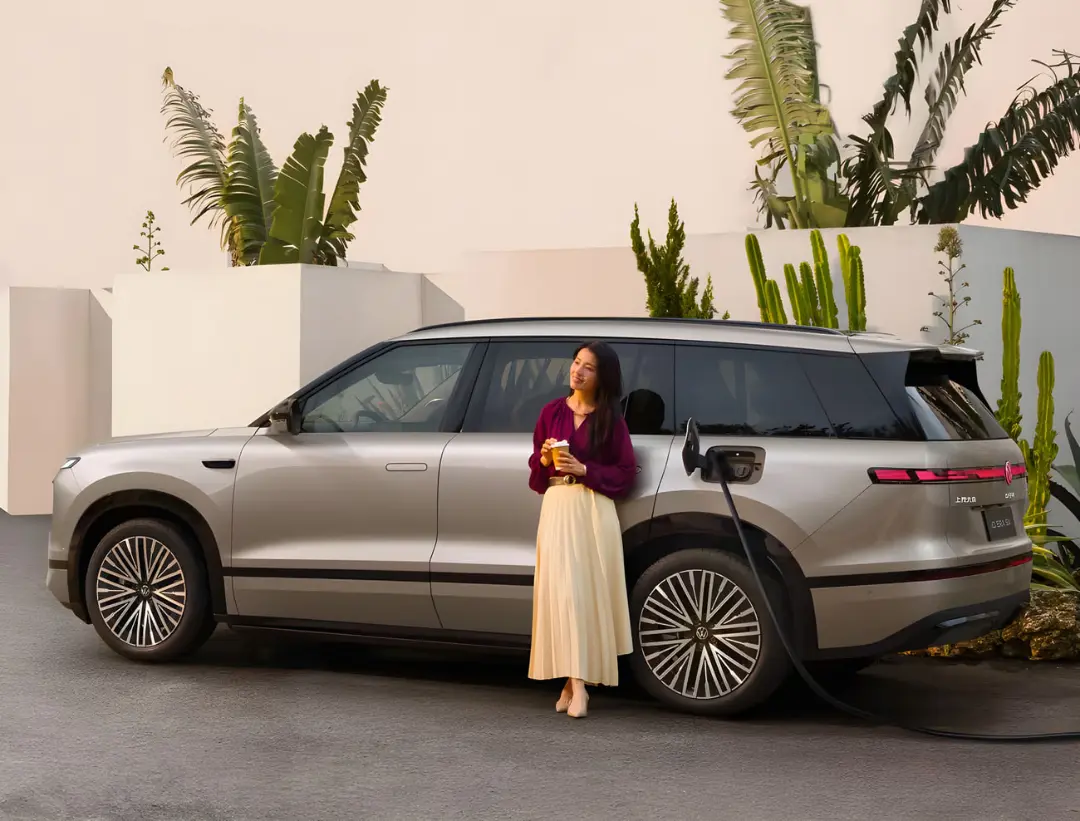 خودروی فولکس‌واگن (Volkswagen) ID.ERA 9X در حال شارژ شدن در فضای باز