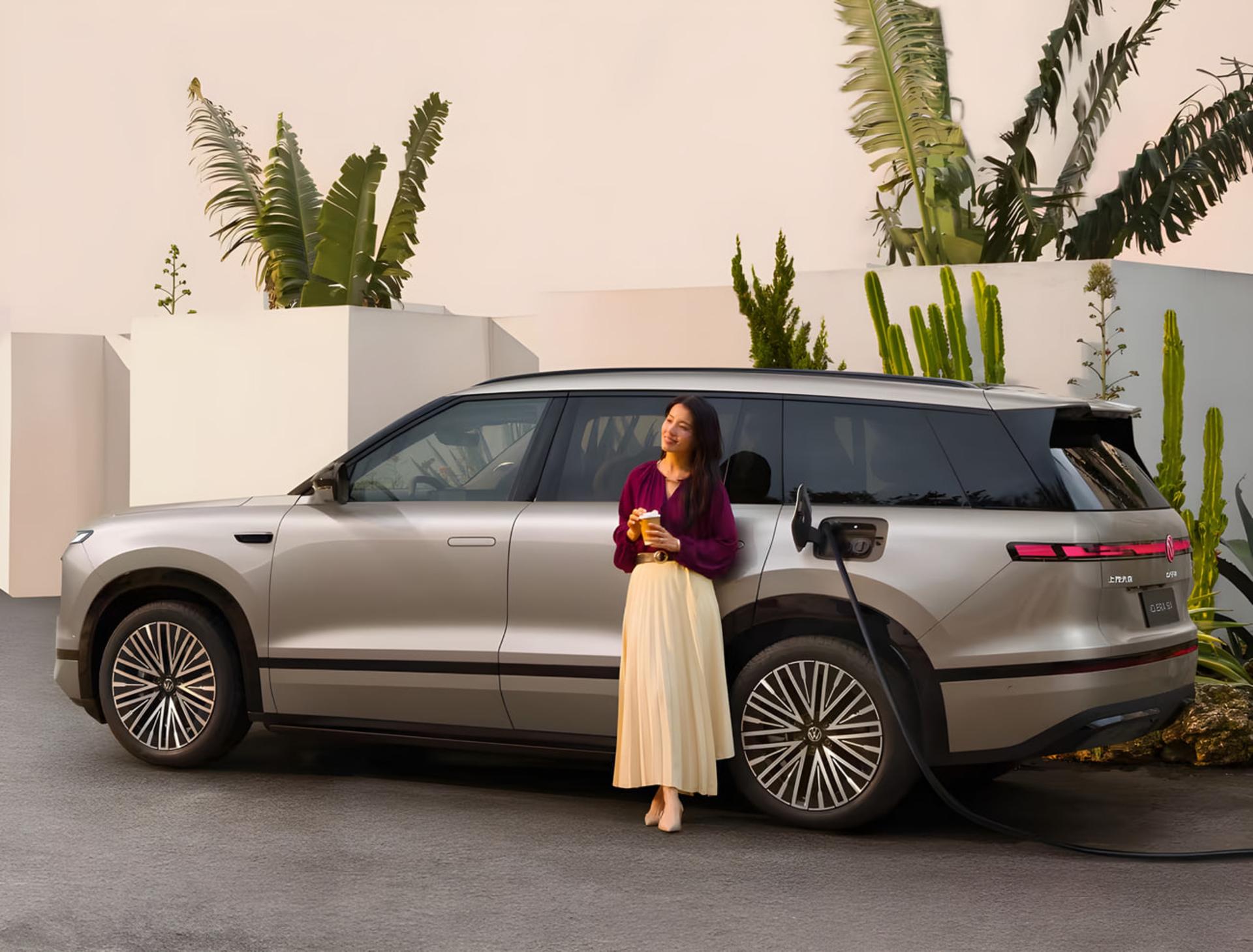 خودروی فولکس‌واگن (Volkswagen) ID.ERA 9X در حال شارژ شدن در فضای باز