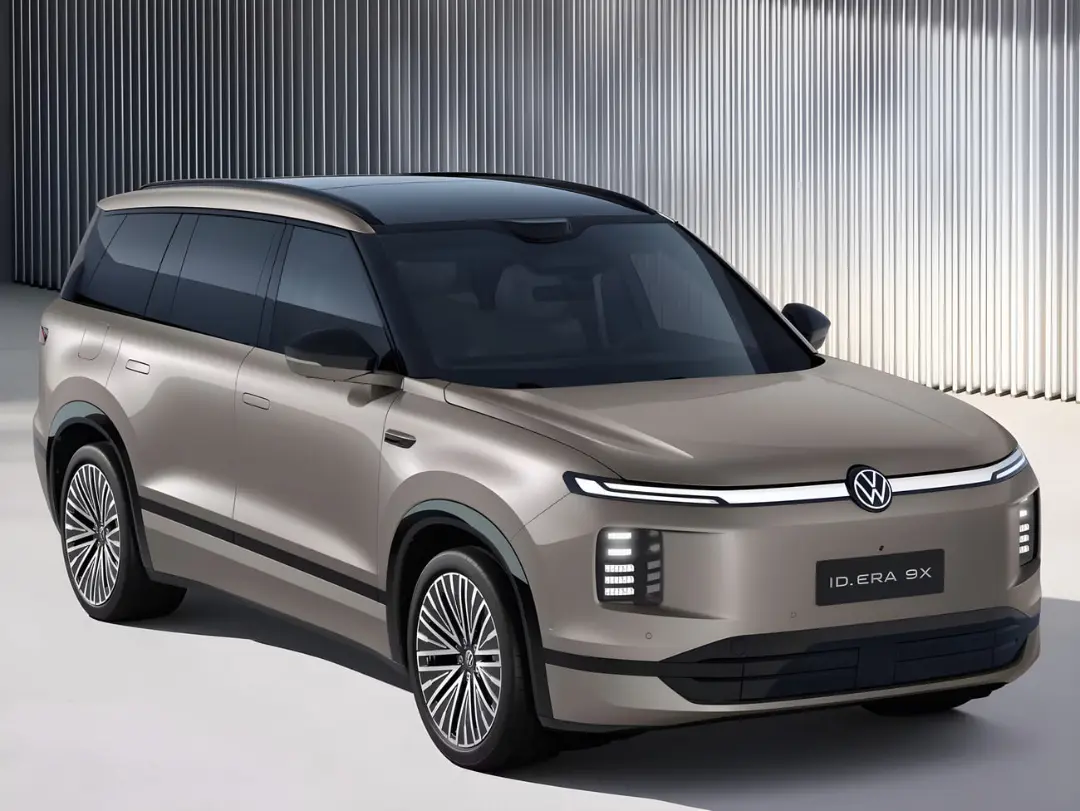 خودرو فولکس‌واگن (Volkswagen) مدل ID.ERA 9X با رنگ بژ در فضای استودیویی