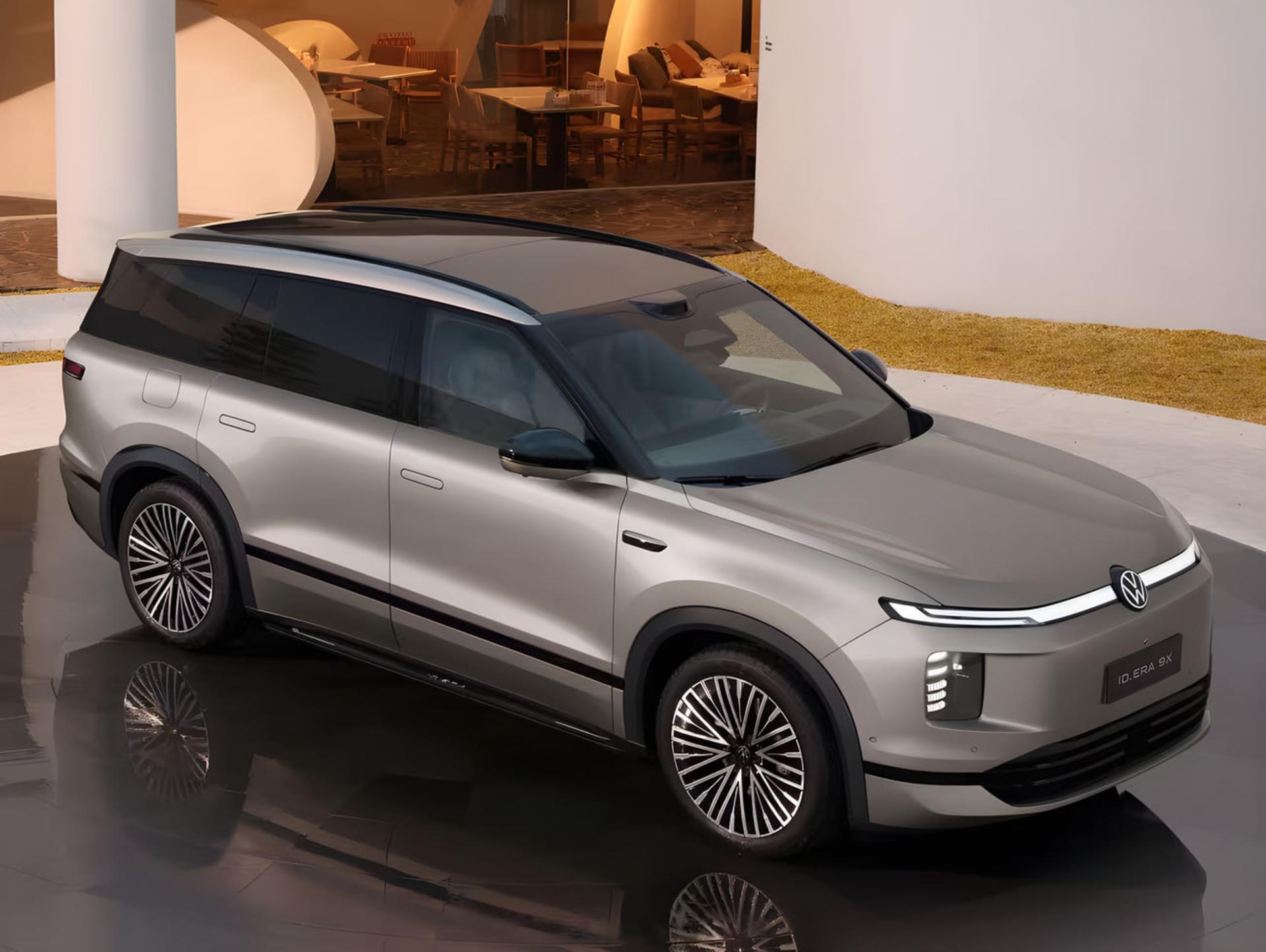 خودرو فولکس‌واگن (Volkswagen) مدل ID.ERA 9X با رنگ نقره‌ای در فضای باز