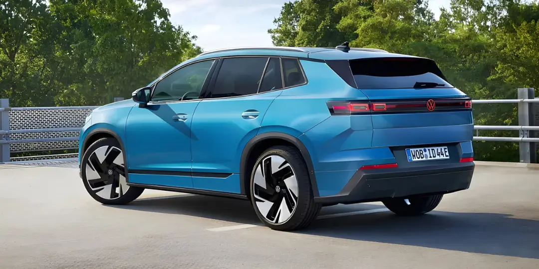 خودرو فولکس‌واگن آی‌دی. تیگوان (Volkswagen ID. Tiguan) آبی‌رنگ در فضای باز