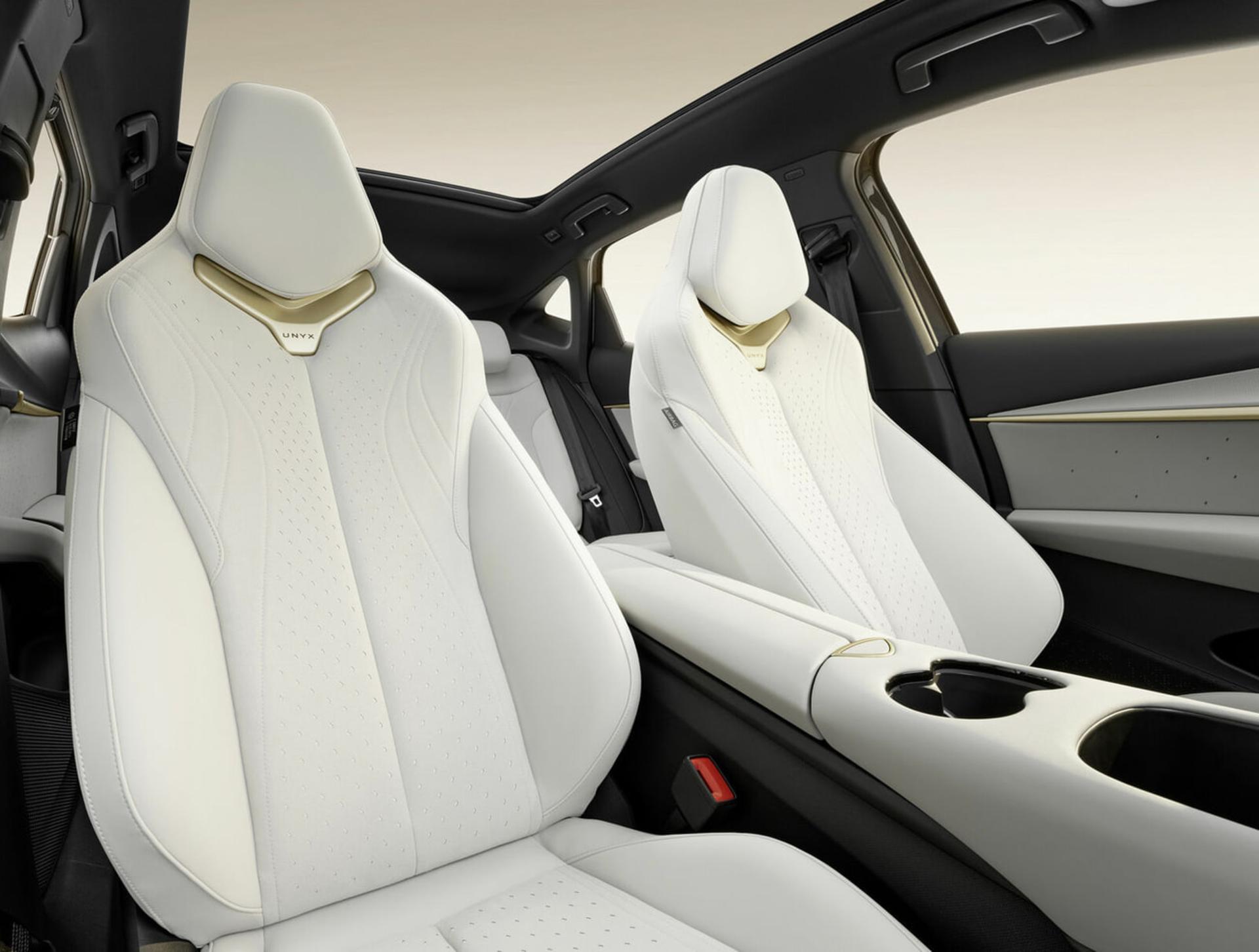 صندلی‌های چرمی سفید (White Leather) در کابین خودروی فولکس‌واگن (Volkswagen) ID.UNYX