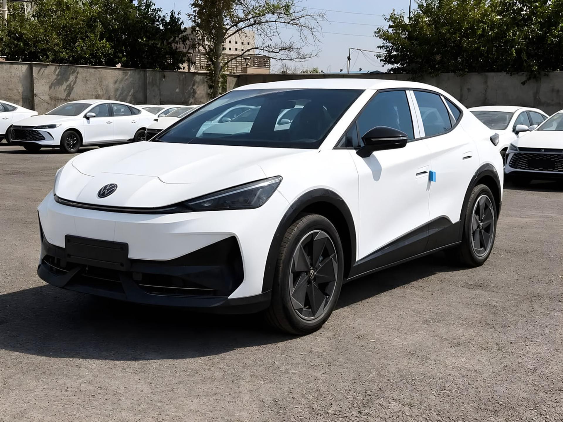 خودروی الکتریکی فولکس‌واگن (Volkswagen) ID.UNYX PURE با رنگ سفید در فضای باز