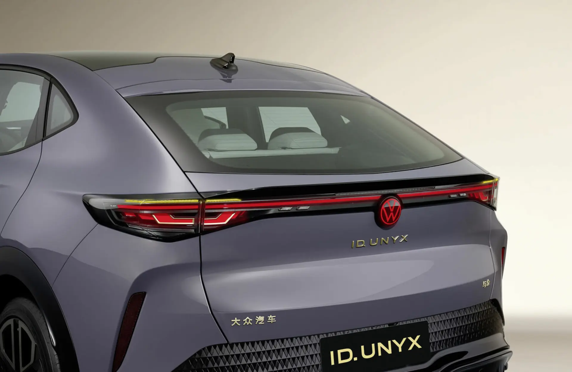 بخش عقب خودروی برقی فولکس‌واگن (Volkswagen) ID.UNYX با چراغ‌های متصل