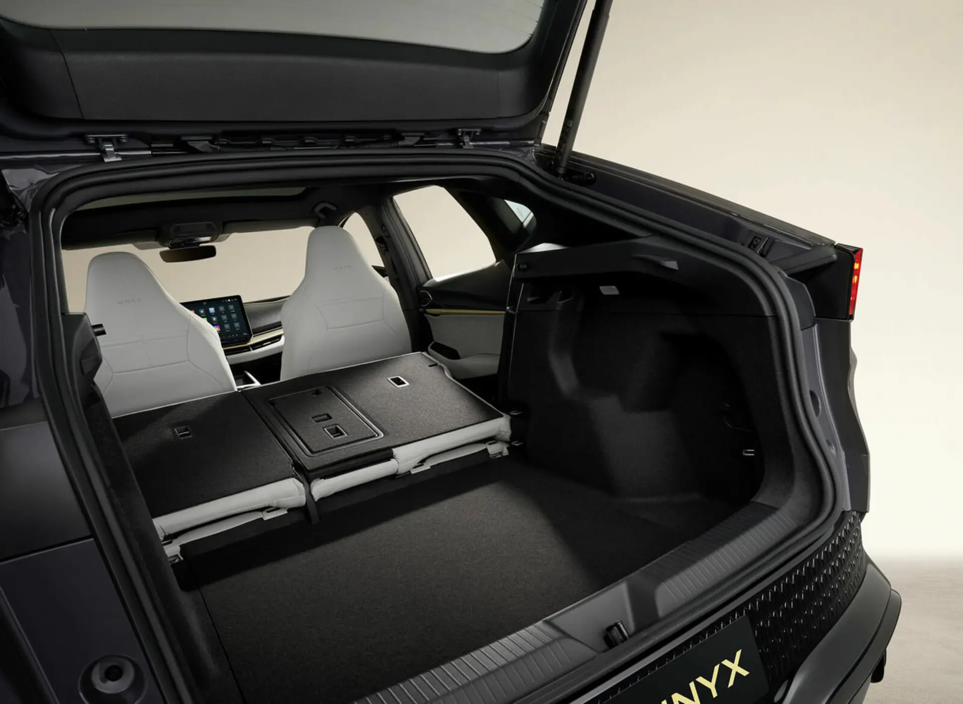 صندوق عقب و فضای بار خودروی فولکس‌واگن (Volkswagen) ID.UNYX با صندلی‌های تاشو