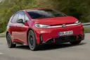 هاچ‌بک برقی فولکس‌واگن (Volkswagen) ID.3 GTI با رنگ قرمز در حال حرکت