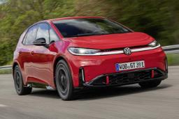 هاچ‌بک برقی فولکس‌واگن (Volkswagen) ID.3 GTI با رنگ قرمز در حال حرکت