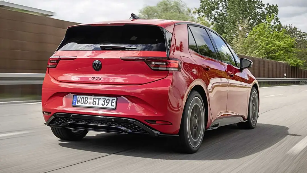 خودرو برقی فولکس‌واگن (Volkswagen) ID.3 GTI قرمز در حال حرکت در جاده