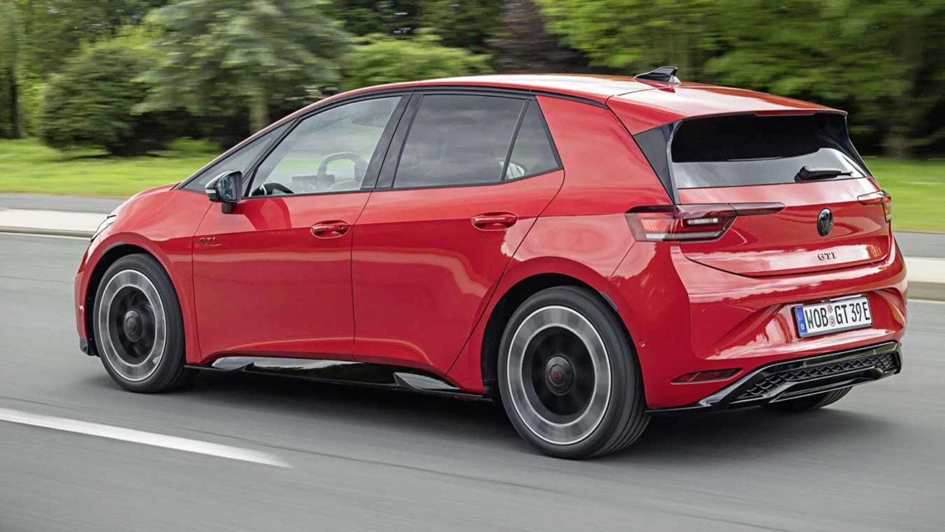 هاچ‌بک برقی فولکس‌واگن (Volkswagen) ID.3 GTI قرمز در حال حرکت در جاده