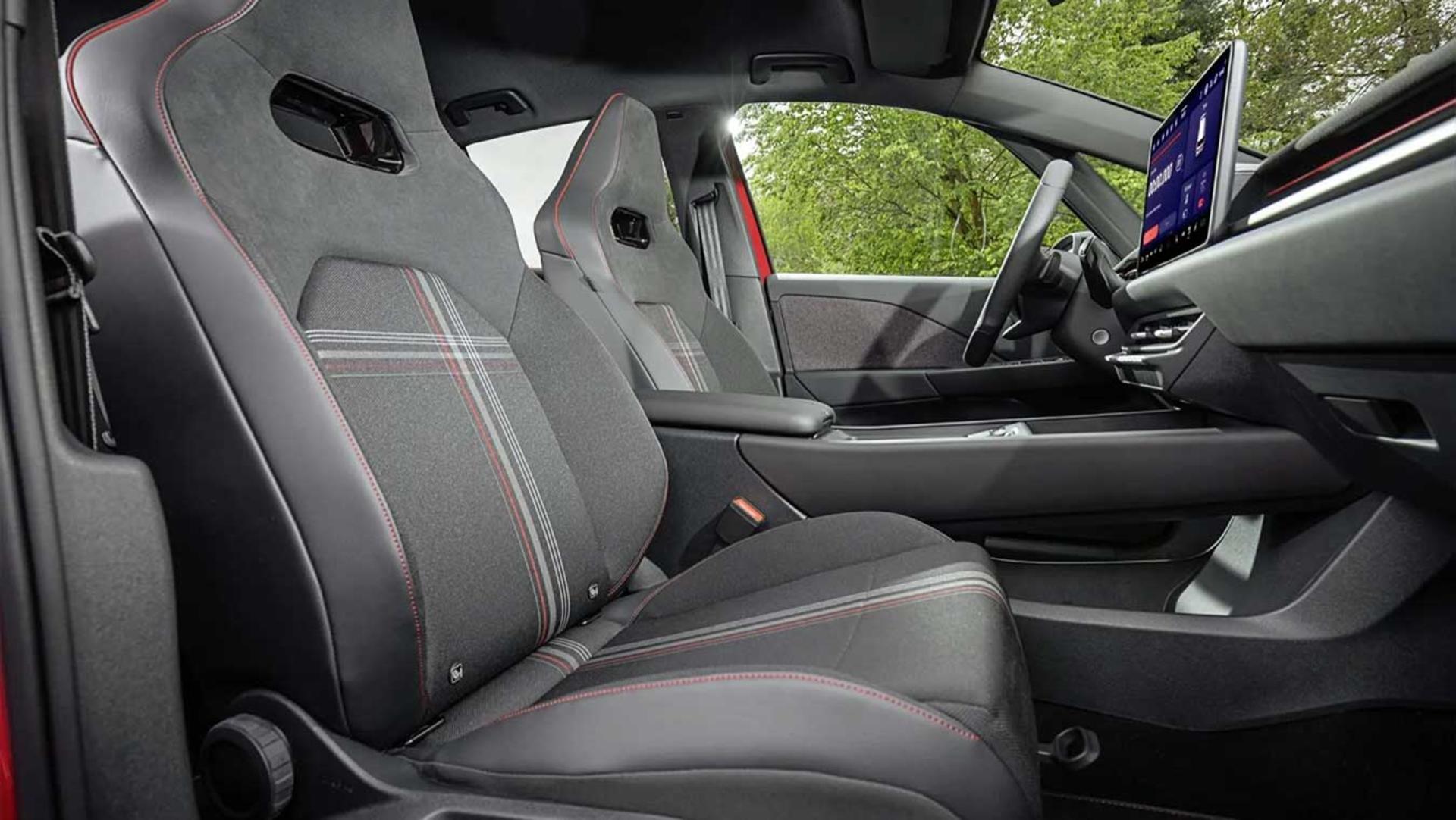 صندلی‌های اسپرت با دوخت قرمز در کابین خودروی فولکس‌واگن (Volkswagen) ID.3 GTI