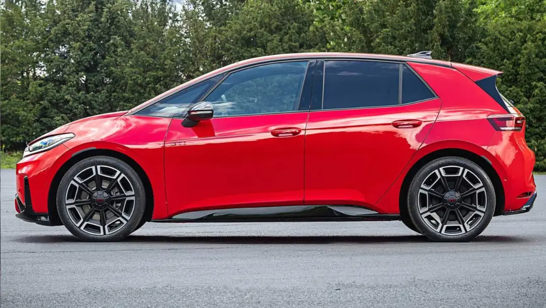 هاچ‌بک برقی فولکس‌واگن (Volkswagen) ID.3 GTI با رنگ قرمز و نمای جانبی