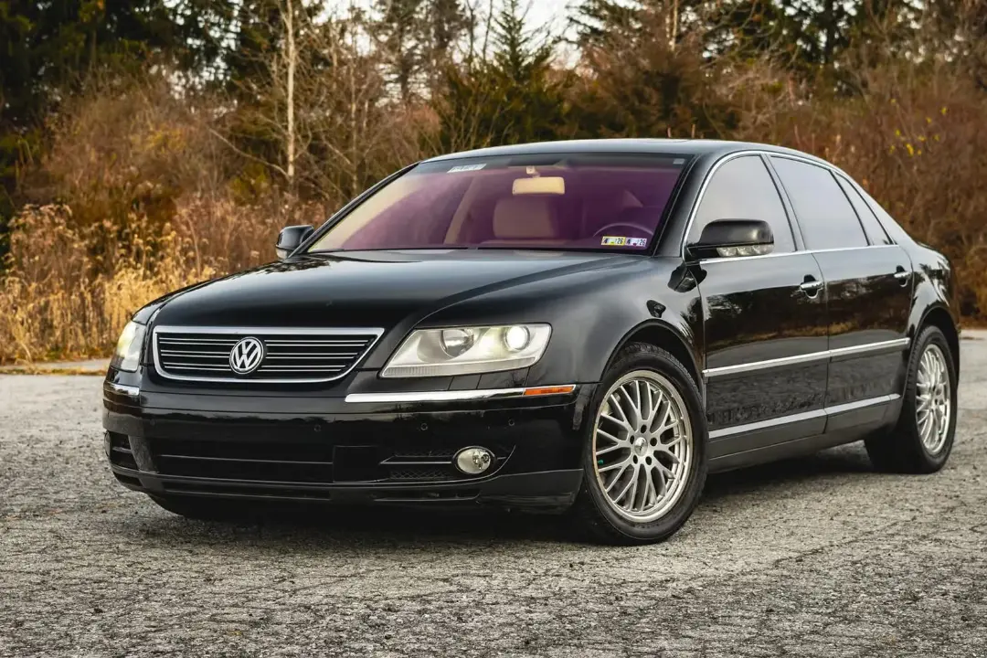 خودرو فولکس واگن پاسات (Volkswagen Passat) مشکی رنگ در فضای باز