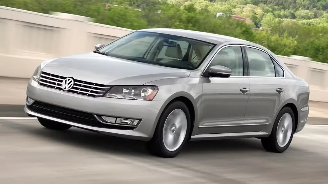 خودرو فولکس‌واگن پاسات (Volkswagen Passat) نقره‌ای در حال حرکت در جاده