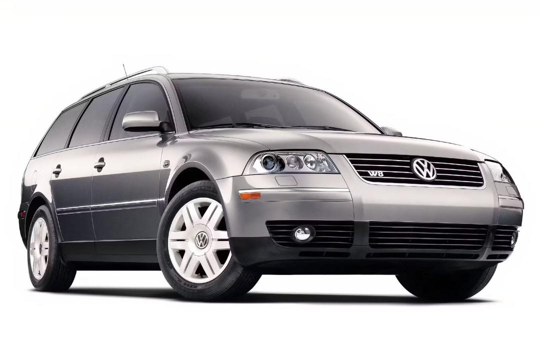 خودرو فولکس‌واگن پاسات (Volkswagen Passat) استیشن با رنگ نقره‌ای