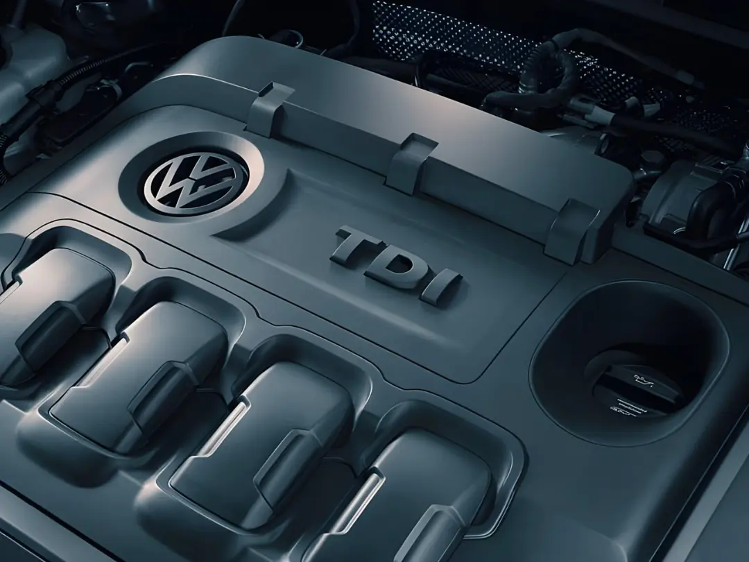 موتور دیزلی فولکس‌واگن (Volkswagen) با نشان TDI روی کاور محافظ
