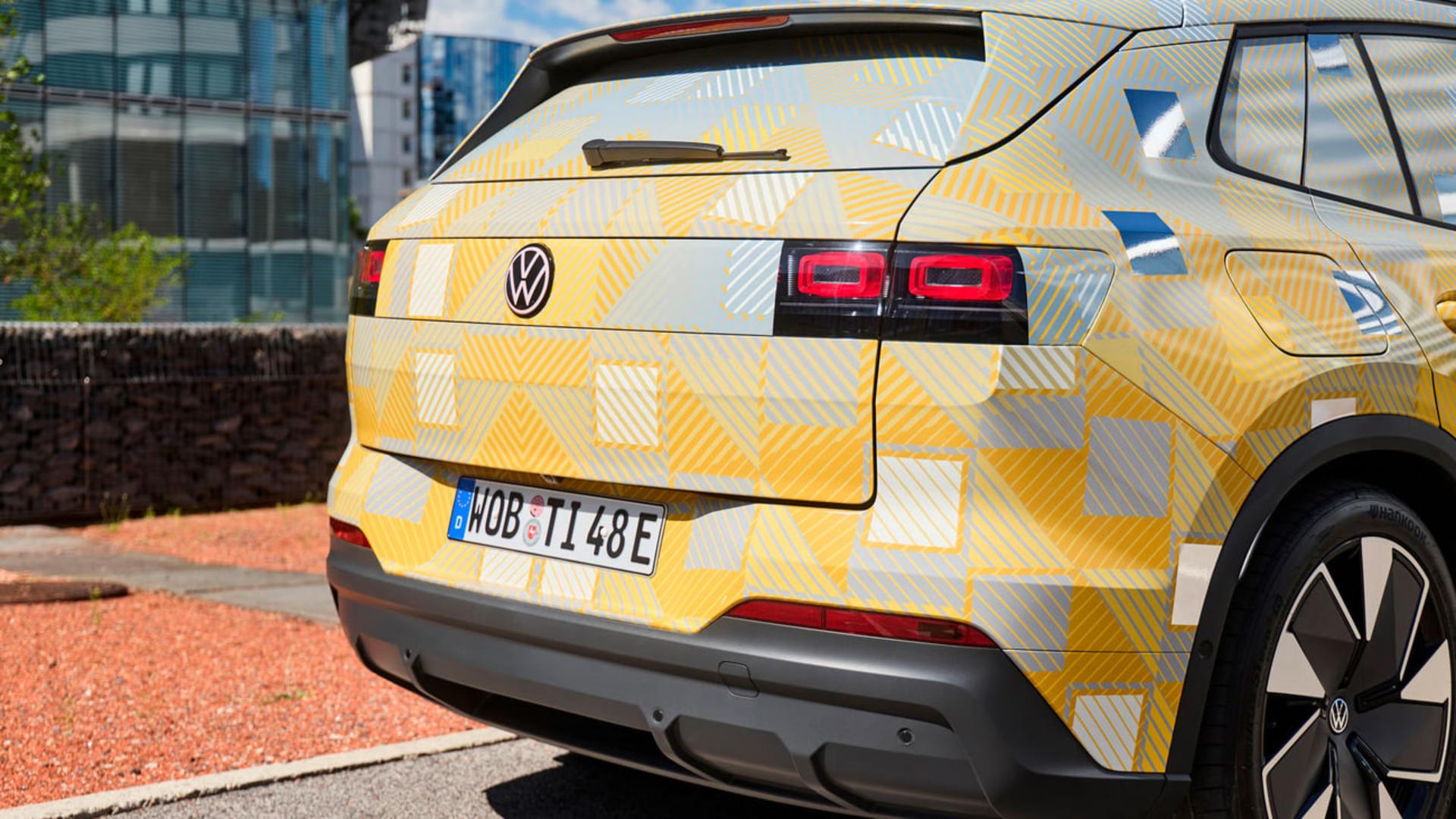 بخش عقب خودروی آزمایشی فولکس‌واگن (Volkswagen) با پوشش کدر و طرح‌های هندسی