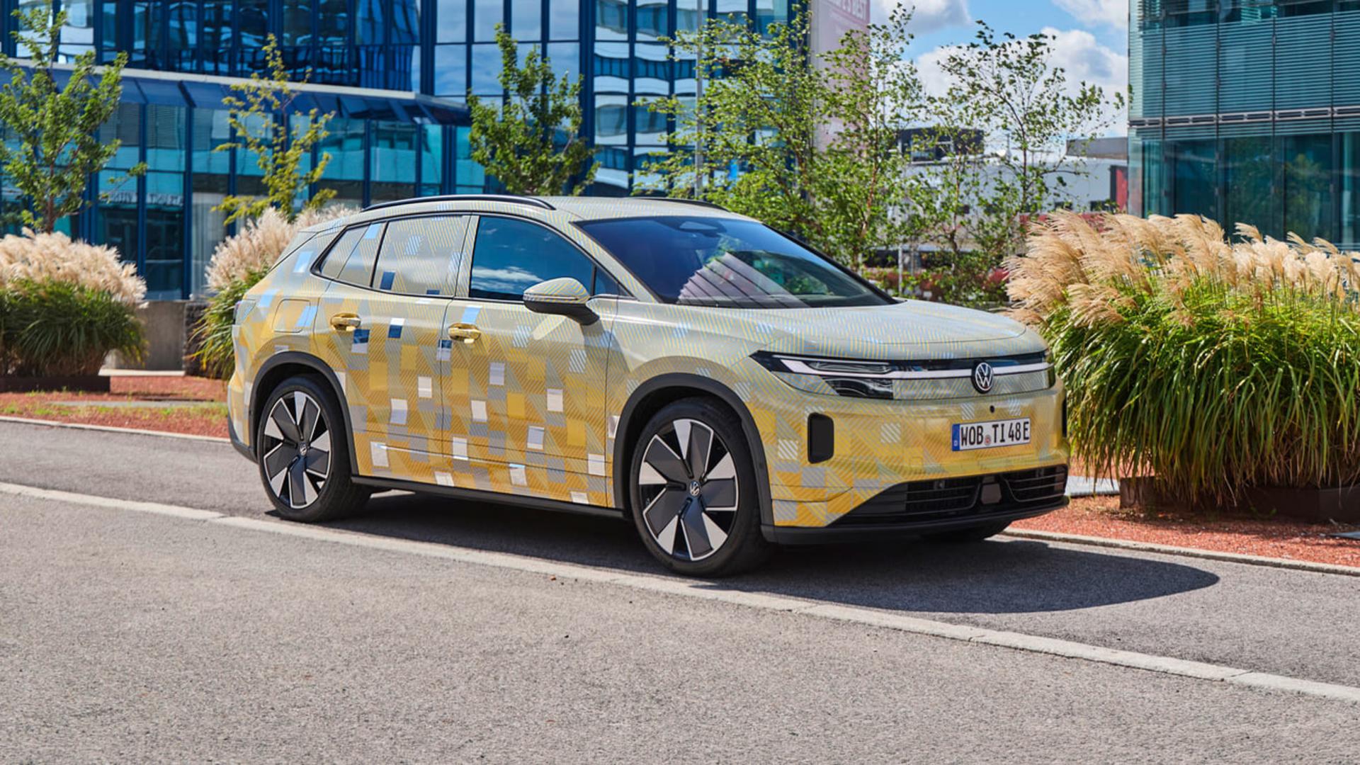 خودروی برقی فولکس‌واگن (Volkswagen) با پوشش کتموفلکس زرد و آبی در جاده