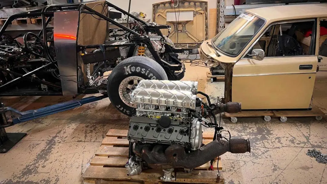 موتور V10 (V10) لامبورگینی در کنار شاسی خودروی سدان ولوو