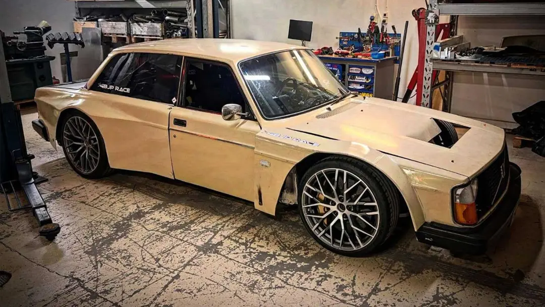سدان ولوو (Volvo) مجهز به پیشرانه V10 لامبورگینی (Lamborghini) در تعمیرگاه