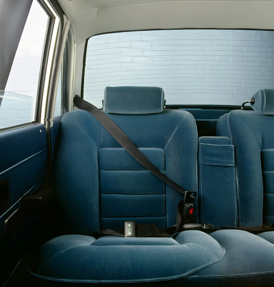 صندلی عقب با پارچه مخمل آبی و کمربند ایمنی خودرو ولوو (Volvo)