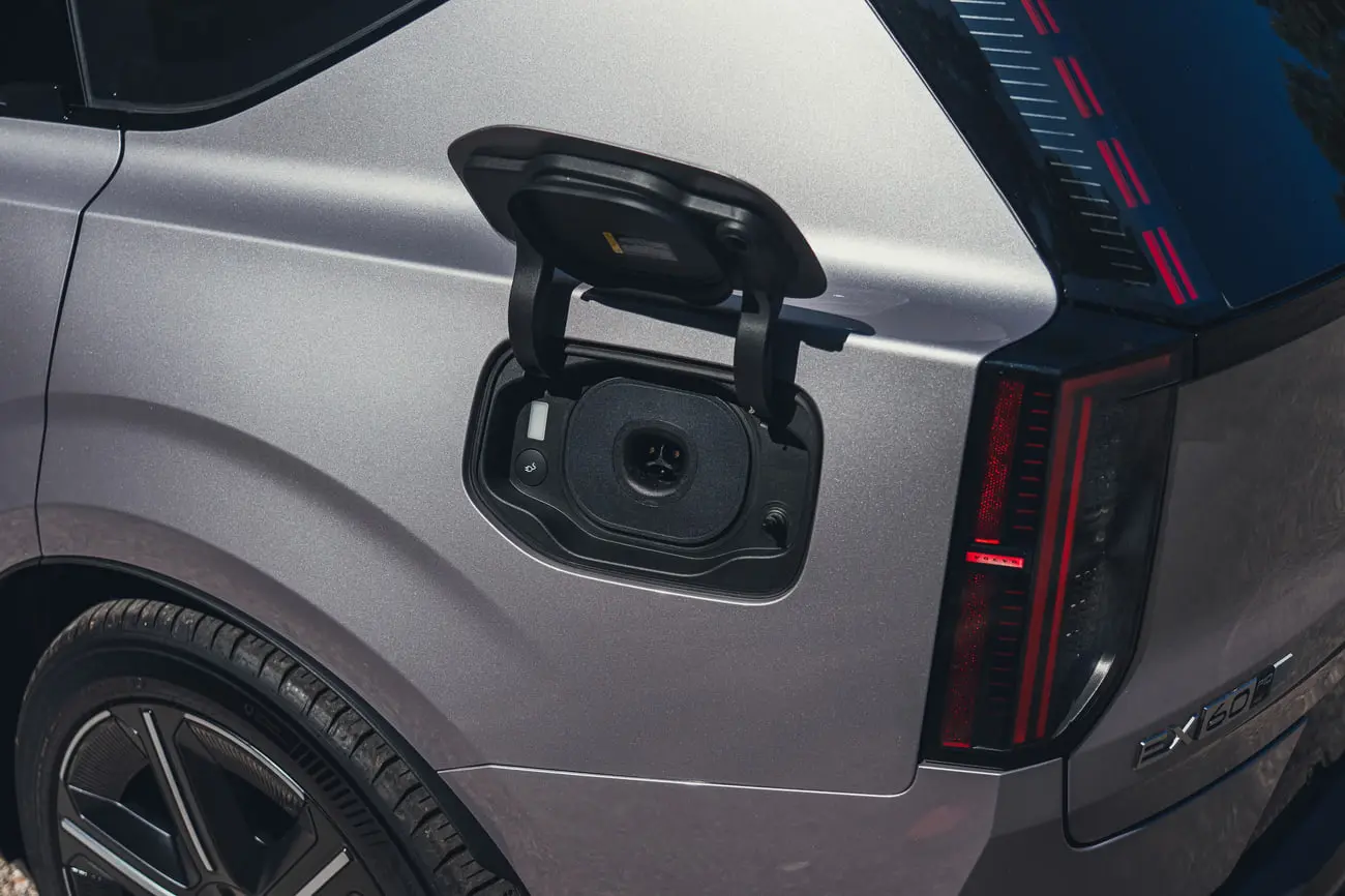 درگاه شارژ برق خودروی برقی ولوو (Volvo) EX60 مدل ۲۰۲۷