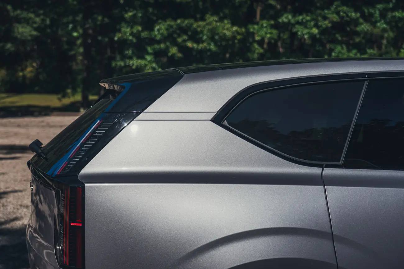 بخش عقب و بدنه نقره‌ای خودروی ولوو (Volvo) EX60 مدل ۲۰۲۷