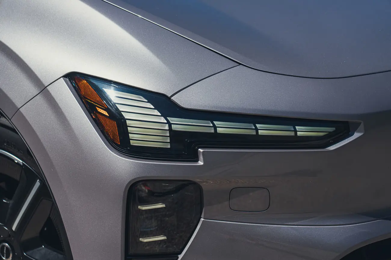 چراغ جلو و بدنه خودروی ولوو (Volvo) EX60 مدل ۲۰۲۷