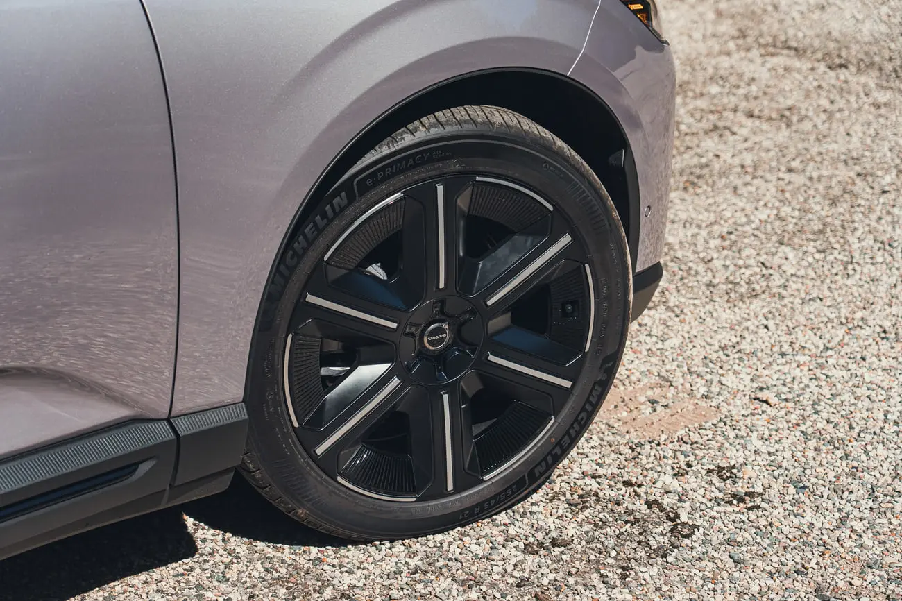 رینگ و لاستیک میشلن (Michelin) روی خودروی ولوو EX60 مدل ۲۰۲۷