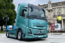 کامیون برقی ولوو (Volvo) مدل FH Aero Electric با رنگ آبی فیروزه‌ای در فضای باز