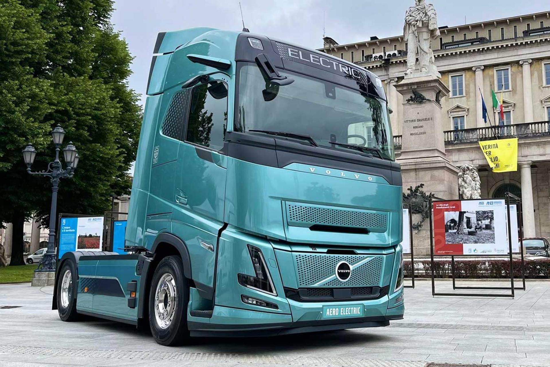 کامیون برقی ولوو (Volvo) مدل FH Aero Electric با رنگ آبی فیروزه‌ای در فضای باز