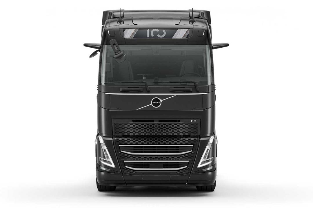 کامیون ولوو (Volvo) مدل FH با رنگ مشکی مات و طراحی خاص