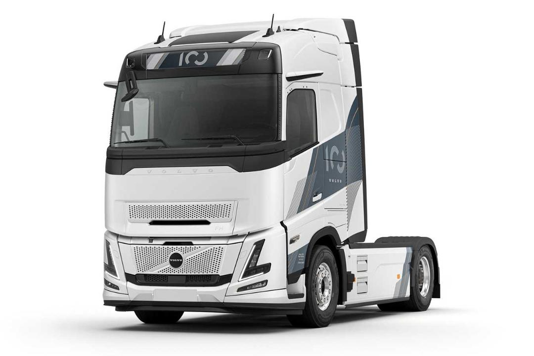 کامیون ولوو (Volvo) FH سفید با طرح‌های گرافیکی ویژه صدمین سالگرد