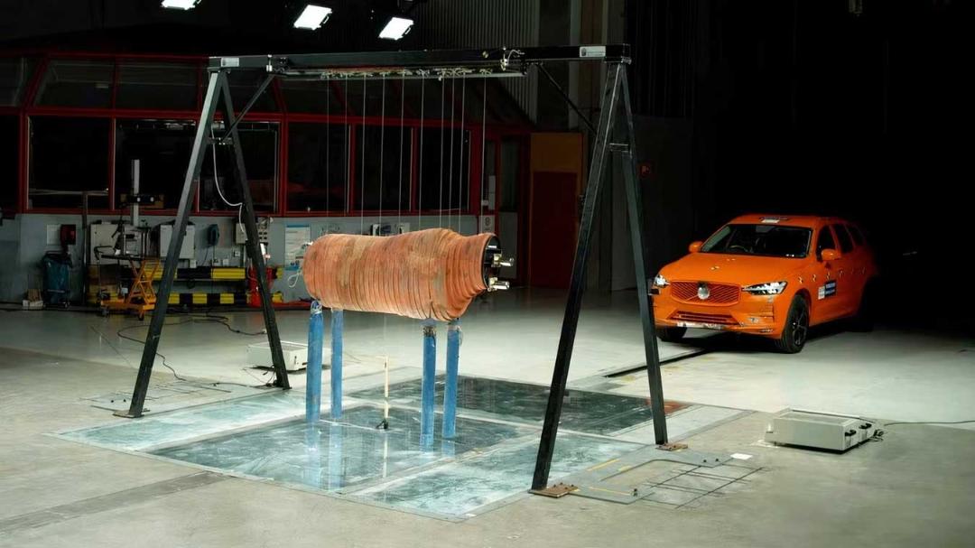 آدمک تست تصادف گوزن (Deer Crash Test Dummy) در مرکز دستگاه آزمایشگاه خودرو