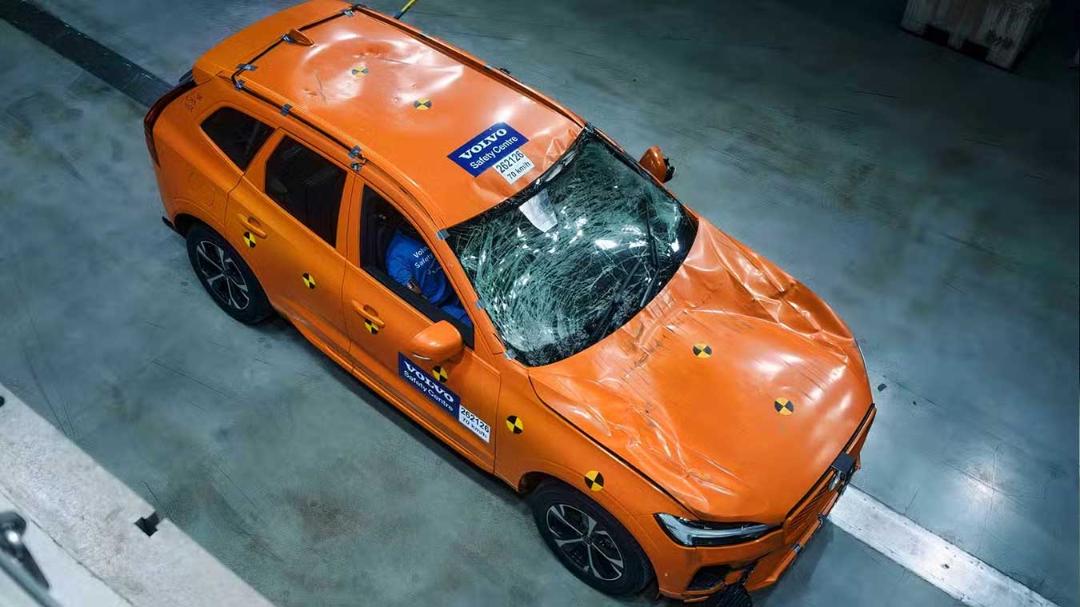 خودروی نارنجی ولوو (Volvo) در حال انجام تست تصادف برای بررسی ایمنی
