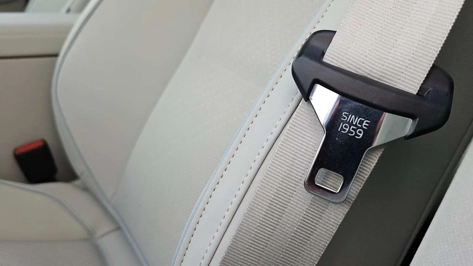 کمربند ایمنی (Seat Belt) با نوشته Since 1959 روی صندلی خودرو