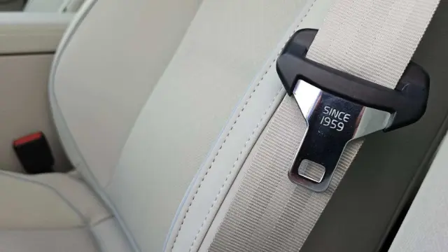 کمربند ایمنی (Seat Belt) با نوشته Since 1959 روی صندلی خودرو