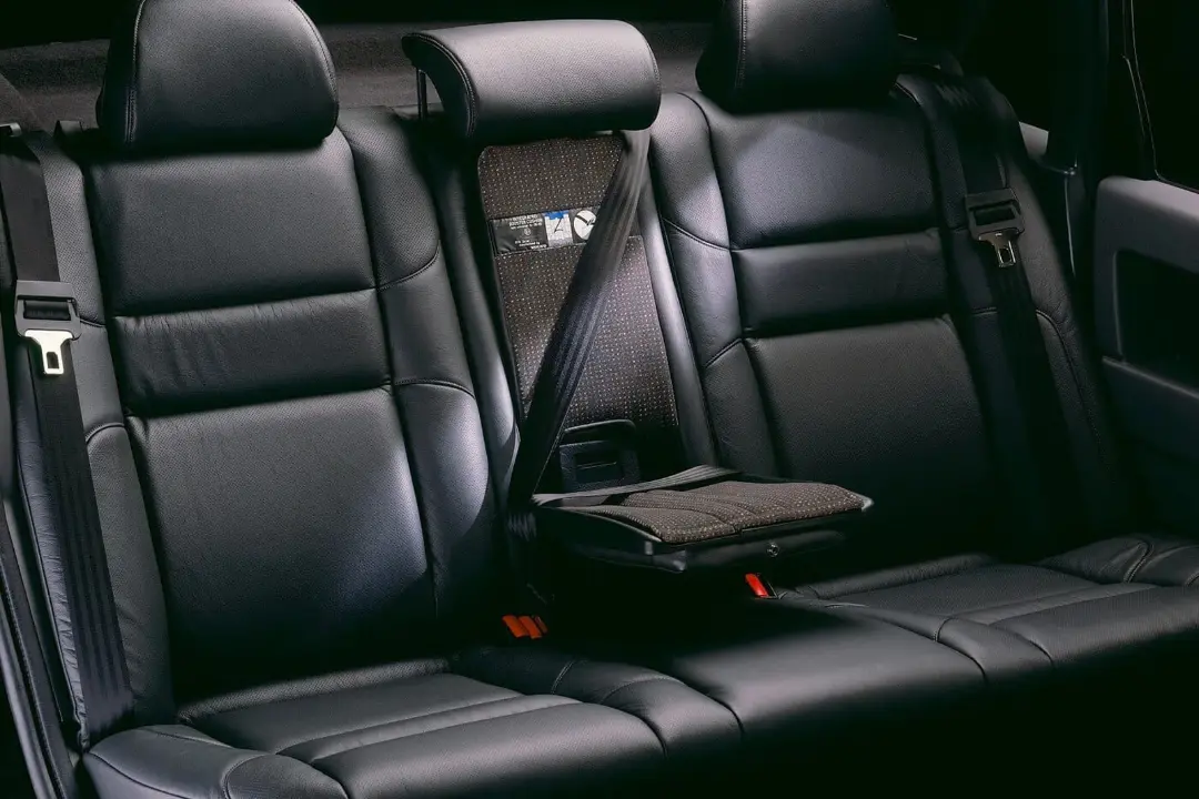 کمربند ایمنی سه نقطه (Three-point seatbelt) در صندلی عقب خودروی ولوو (Volvo)