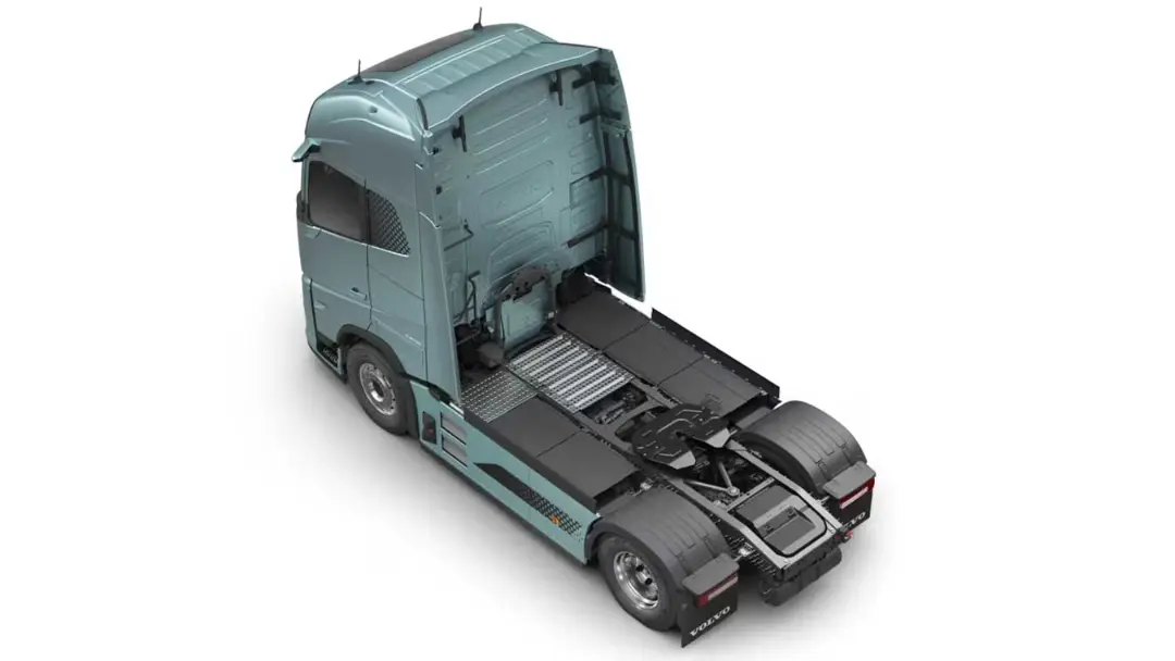 کامیون کشنده ولوو FH (Volvo FH) برقی با رنگ آبی روشن در نمای سه بُعدی