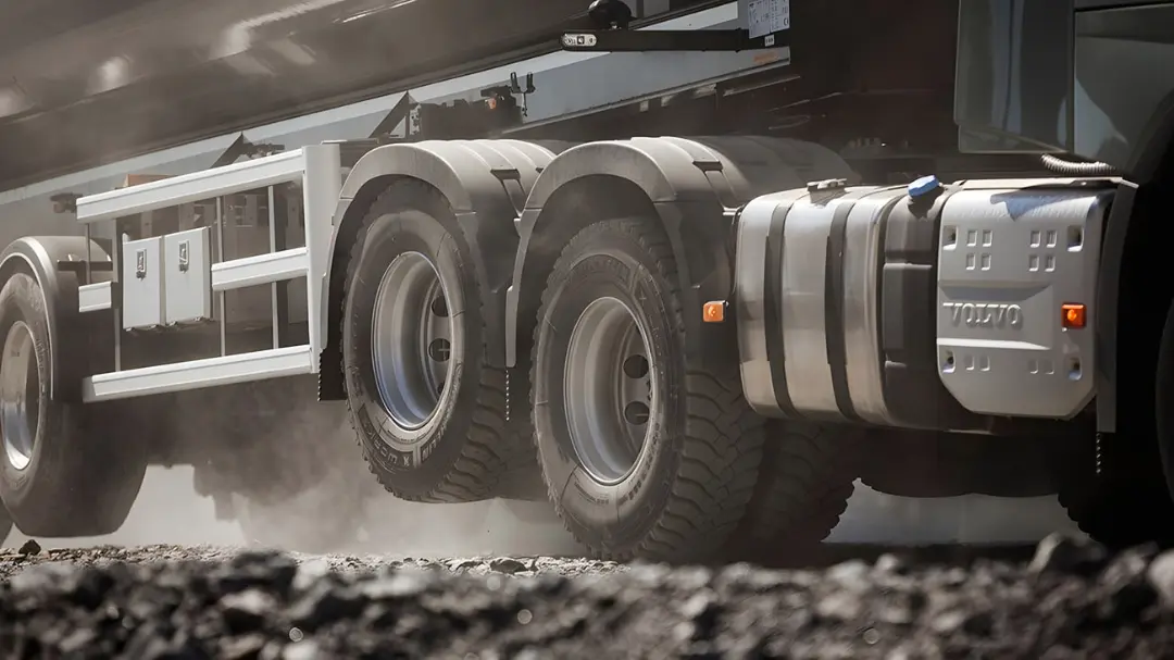 چرخ‌های کامیون ولوو (Volvo) در حال حرکت روی سطح خاکی