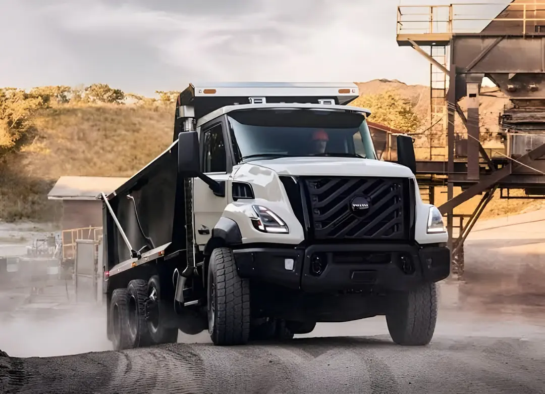 کامیون ولوو (Volvo) مدل VNX در حال حرکت در مسیر خاکی